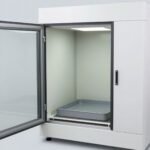 从环境试验室内部观察气候室略微打开,带有灰色样品托盘