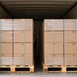Bên trong thùng xe tải chở đầy các pallet hàng quấn màng co xếp thành hai dãy — minh hoạ thử nghiệm ISTA 3E cho hàng nguyên xe (FTL)