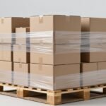 Pallet hỗn hợp gồm nhiều thùng carton nâu đủ kích cỡ quấn màng co trong trung tâm phân phối — ảnh bìa bài ISTA 3F
