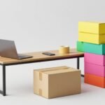 Bàn làm việc của người bán online với laptop hiển thị trang sản phẩm trống, hai hộp sản phẩm điện tử nhỏ và tờ tem vận chuyển trắng — ảnh bìa bài nghĩa vụ RoHS khi bán trên sàn châu Âu