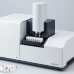 Hệ thống GC-MS trong phòng thí nghiệm với lọ mẫu đặt bên cạnh — ảnh bìa bài thử PBB và PBDE
