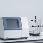 Phòng thí nghiệm phân tích polymer với máy sắc ký khí ghép khối phổ, thiết bị chiết dung môi, giá lọ mẫu và máy lắc — ảnh bìa bài thử phthalate GC-MS