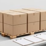 Khu vực đóng gói xuất khẩu với các thùng carton trên pallet, kẹp tài liệu trắng và bìa hồ sơ trên bàn — ảnh bìa bài 7 lỗi khiến lô hàng bị giữ vì RoHS