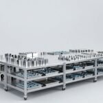 Khu vực xử lý bề mặt kim loại với giá treo chi tiết mạ và khay ốc vít, bu lông — ảnh bìa bài Cr(VI) trong lớp thụ động crôm